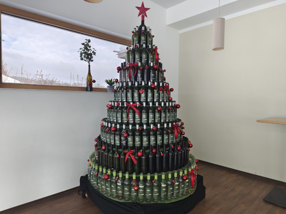 Ein grosser Weihnachtsbaum aus Weinflaschen schmückt das Weingut Holzer in Leobendorf bei Wien